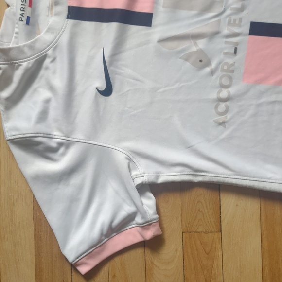 Paris Saint-Germain White and Pink Jersey - Picture 3 of 15